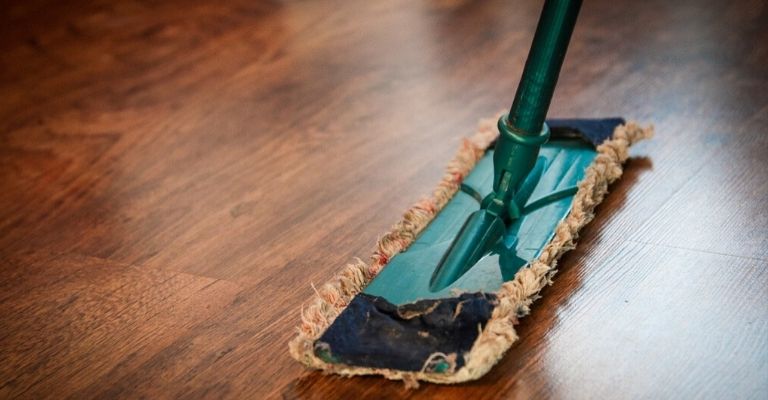 20 errores que cometes al limpiar la casa: así es como los evitas