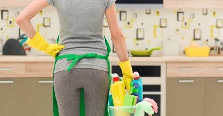 que-evitar-limpiar-la-puerta-de-cocina