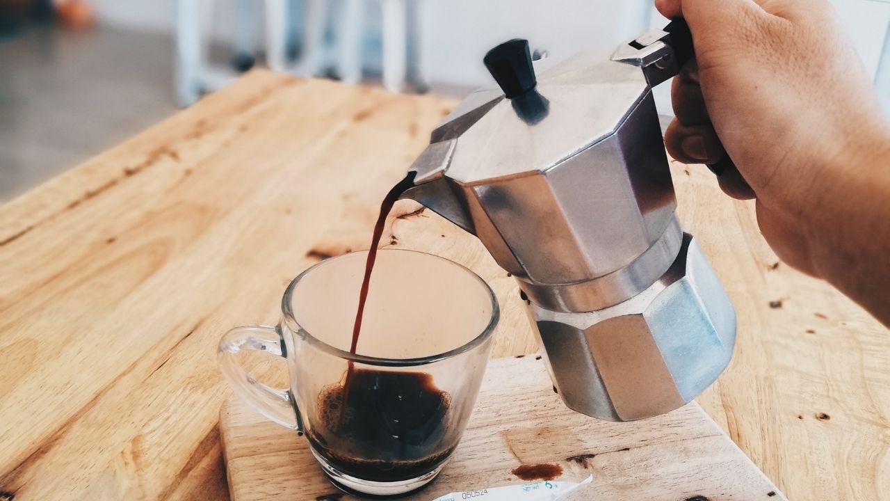 Cómo limpiar la cafetera sin cometer errores y arruinar el café