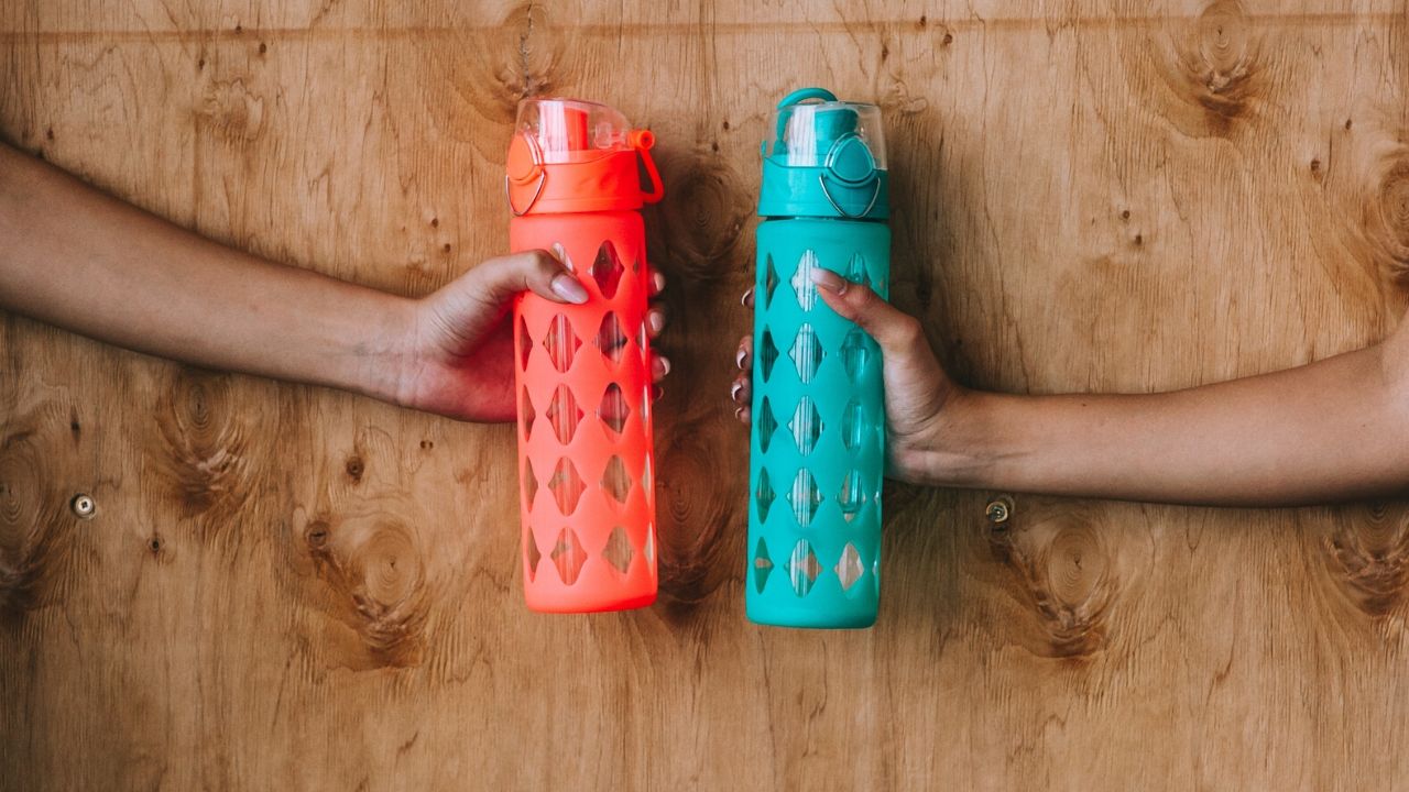 Botellas de agua: 11 cosas que hay que saber sobre cómo limpiarlas y cómo elegir