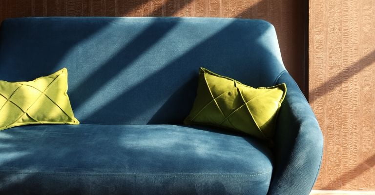 Cómo higienizar y limpiar sofás y colchones de forma natural