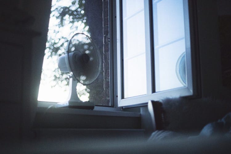 Ventilador frente a una ventana