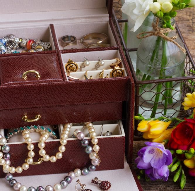 3 ideas sencillas y creativas sobre cómo organizar las joyas