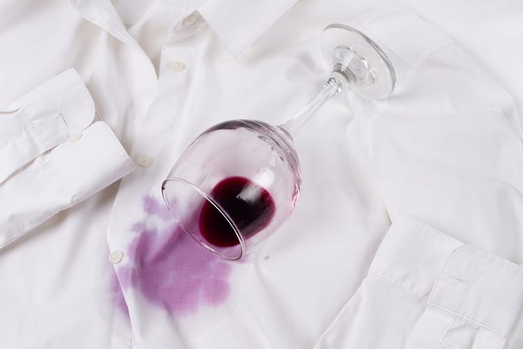 Mancha de vino en tela blanca