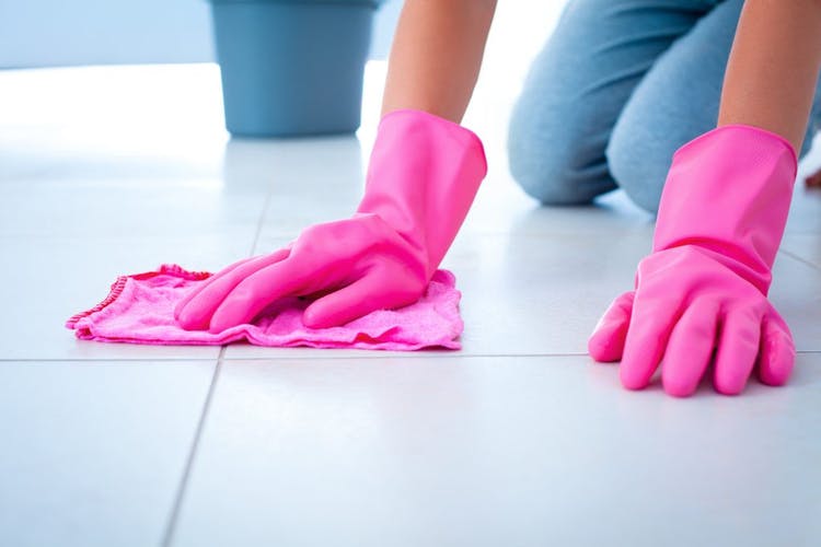 mujer limpiando el piso de la casa