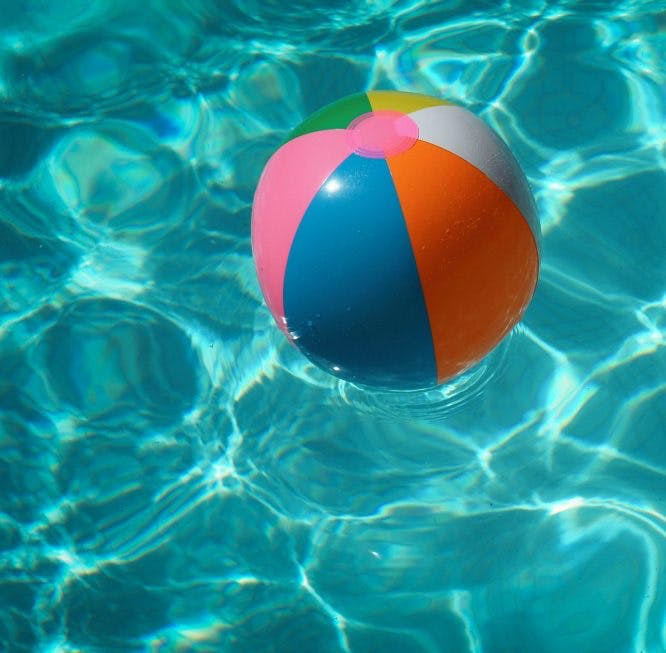 Bola de colores en una piscina