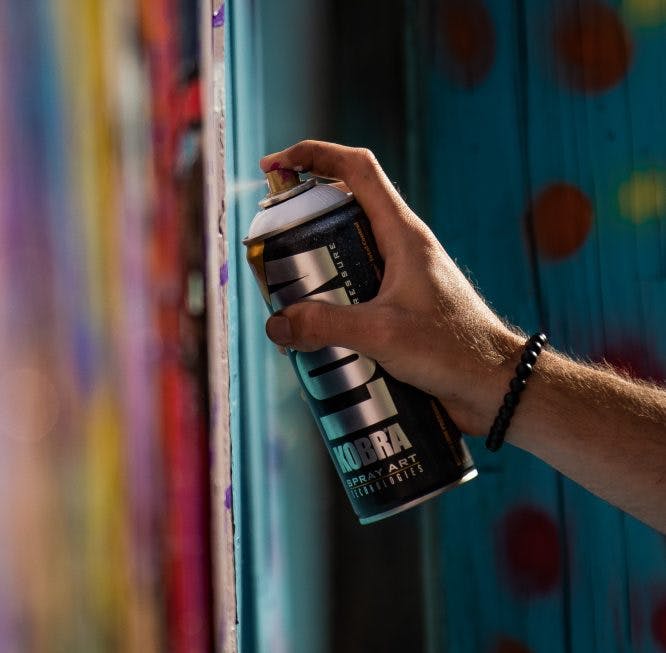 pintura en aerosol que se utiliza para pintar una pared