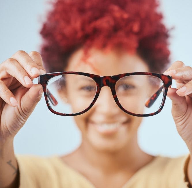 ¡Sin riesgos!  Vea cómo limpiar gafas graduadas sin dañar las lentes