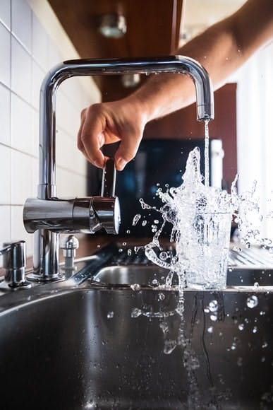 ¿Cómo ahorrar agua en casa?  Aprende 10 actitudes conscientes