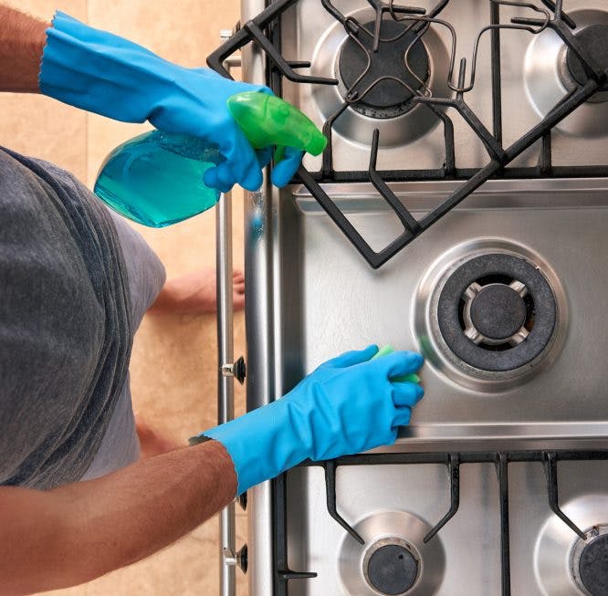 persona limpiando estufa