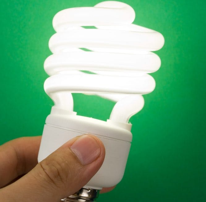 ¿Cómo desechar las bombillas correctamente?  Ver los cuidados necesarios