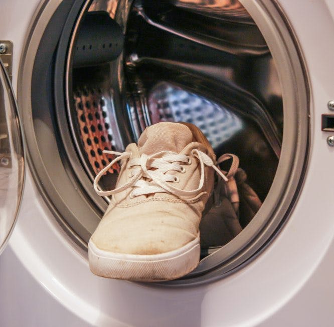 zapatillas sucias en la lavadora