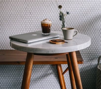 mesa redonda con café