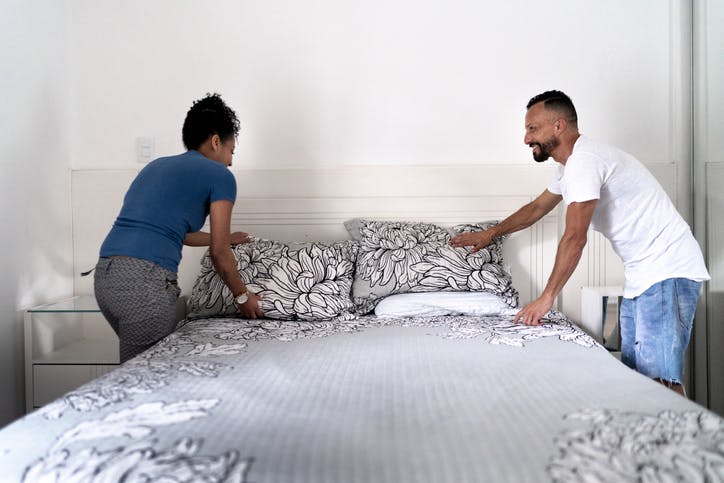 hombre y mujer haciendo la cama