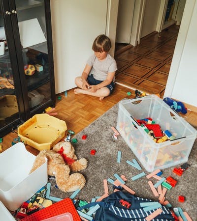 niño juega con juguetes en la sala de estar