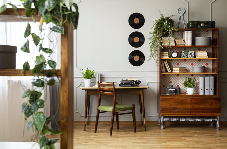 habitación decorada con muebles de madera y discos de vinilo en la pared