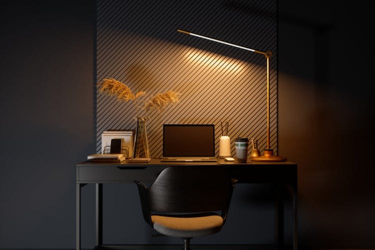 Oficina en casa con mesa y silla negra.  Punto culminante para una lámpara moderna en la mesa