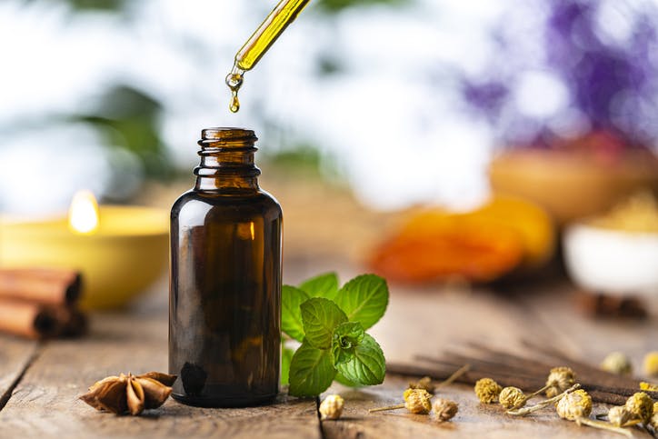 botella de aceite esencial utilizada en aromaterapia
