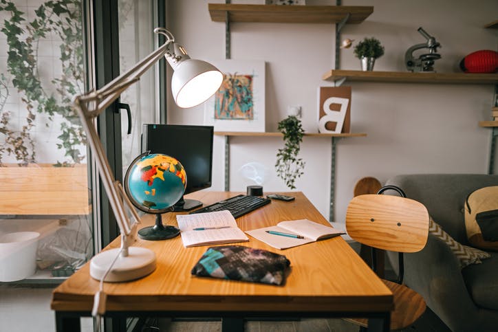 lámpara de mesa en la oficina en casa