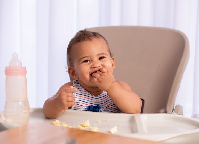 ¿Cómo limpiar la silla de comer del bebé?