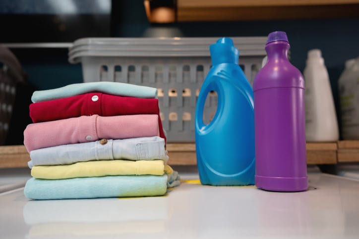 detergente para ropa y suavizante de telas