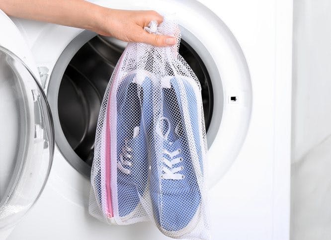 zapatillas en bolsa específica para lavar en lavadora