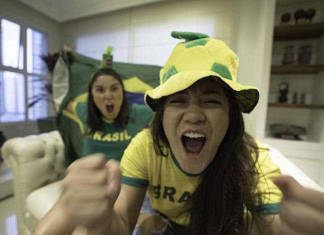 Dos mujeres animan a Brasil en la Copa del Mundo