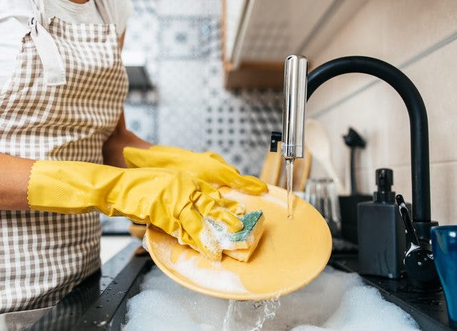 ¿Navidad o año nuevo en casa?  Aquí se explica cómo lavar y guardar los platos de manera rápida y eficiente.