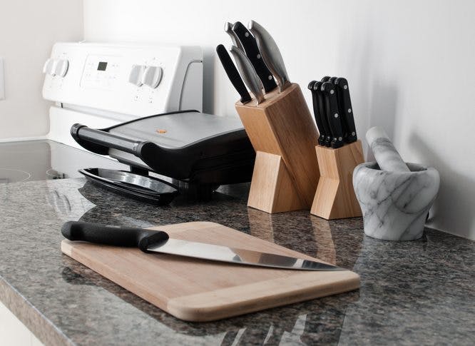 cuchillo y cubiertos en el mostrador de la cocina