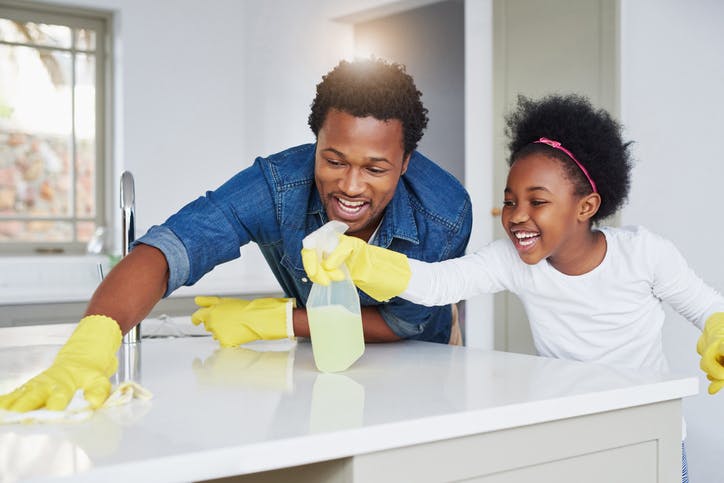 padre e hija limpian la encimera de la cocina