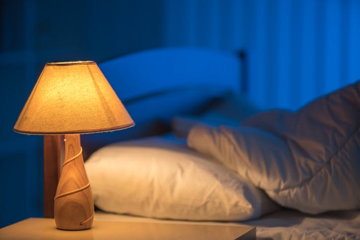 lámpara de mesita de noche en el dormitorio
